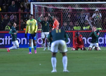 Los jugadores bolivianos se 'quiebran' de emoción tras el final del partido y el triunfo ante Brasil (APG).