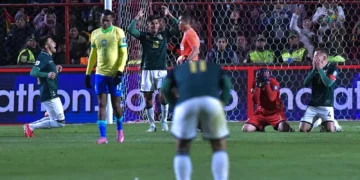 Los jugadores bolivianos se 'quiebran' de emoción tras el final del partido y el triunfo ante Brasil (APG).