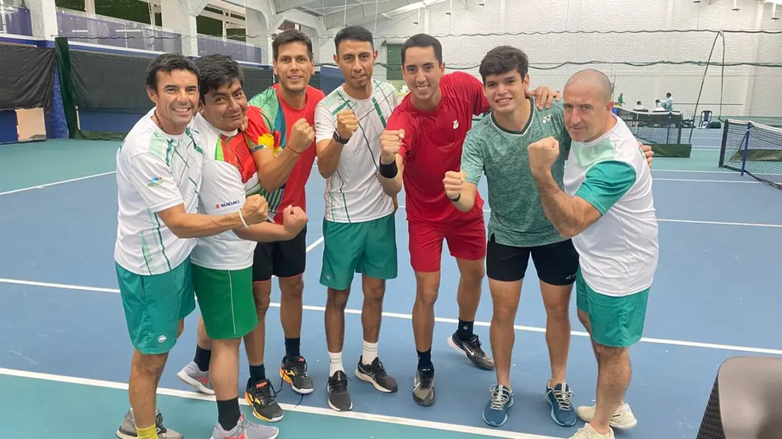 La selección boliviana de tenis en un gesto de optimismo y poderío (FBT)