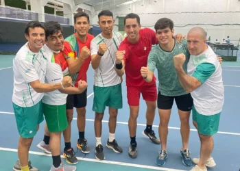 La selección boliviana de tenis en un gesto de optimismo y poderío (FBT)