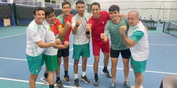 La selección boliviana de tenis en un gesto de optimismo y poderío (FBT)