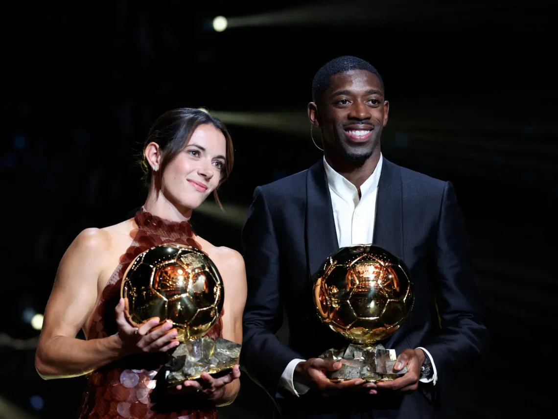 La española Aitana Bonmatí y el francés Ousmane Dembélé posan con sus respectivos Balón de Oro (AFP).