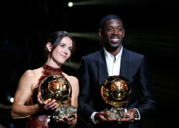 La española Aitana Bonmatí y el francés Ousmane Dembélé posan con sus respectivos Balón de Oro (AFP).