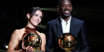 La española Aitana Bonmatí y el francés Ousmane Dembélé posan con sus respectivos Balón de Oro (AFP).