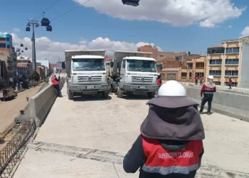 Se usaron volquetas para medir la resistencia de los puentes. Foto: GAMEA.