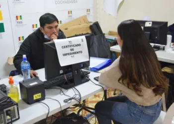 Una ciudadana tramita el certificado exención en el TED Cochabamba.
