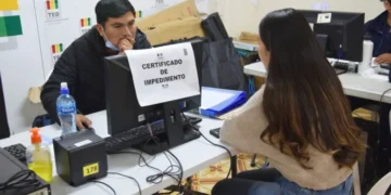 Una ciudadana tramita el certificado exención en el TED Cochabamba.