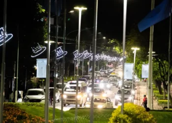 Se instala luminaria especial en la ciudad por la efeméride. Foto: Alcaldía de Cochabamba.