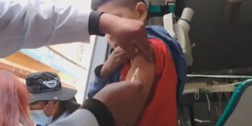 La vacunación contra el sarampión es requisito para el cobro del bono Juancito Pinto. Foto: Ministerio de Salud
