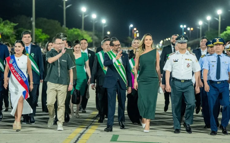 El gobernador de Santa Cruz, Luis Fernando Camacho acompañado de su esposa y otras autoridades locales en el desfile en conmemoración por el 24 de Septiembre.
Foto: Gobernación de Santa Cruz.