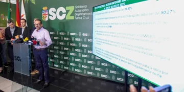 El gobernador cruceño Luis Fernando Camacho explica el estado de obras en el Tahuichi, ocurrió este lunes (APG).