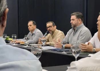 Luis Fernando Camacho con directivos de la Cámara Agropecuaria del Oriente (CAO). Foto: Gobernación Santa Cruz