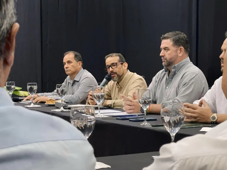 Luis Fernando Camacho con directivos de la Cámara Agropecuaria del Oriente (CAO). Foto: Gobernación Santa Cruz