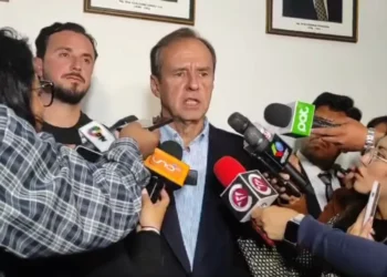 El candidato presidencial Jorge Tuto Quiroga y Juan Pablo Velasco.
