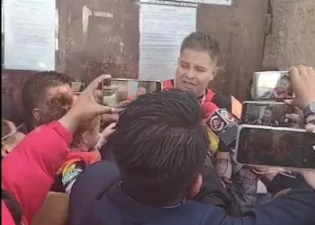 Yassir Molina es entrevistado por la prensa al salir de la cárcel de San Pedro de Oruro.