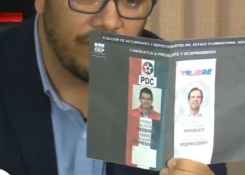 El vocal del TSE, Gustavo Ávila, muestra la papeleta electoral.