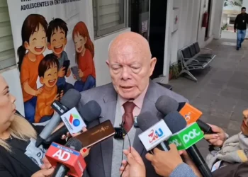 El presidente del TSE, Óscar Hassenteufel, es entrevistado por la prensa.