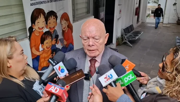 El presidente del TSE, Óscar Hassenteufel, es entrevistado por la prensa.
