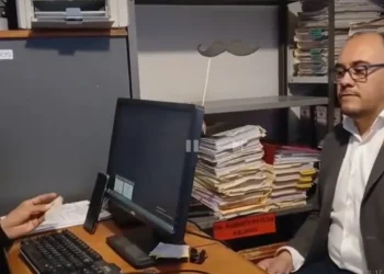 El vocal Gustavo Ávila presta su declaración informativa.