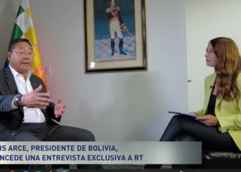 El presidente Luis Arce es entrevistado por el medio internacional RT. (Captura RT)