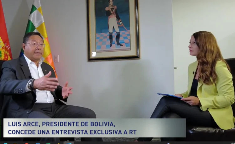 El presidente Luis Arce es entrevistado por el medio internacional RT. (Captura RT)