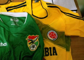Las casacas de las selecciones de Bolivia y de  Colombia.