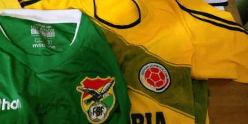 Las casacas de las selecciones de Bolivia y de  Colombia.