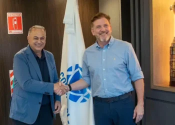 Fernando Costa, presidente de la FBF, estrecha la diestra con Alejandro Domínguez, titular de Conmebol, fue este martes en Luque, Asunción (Conmebol).