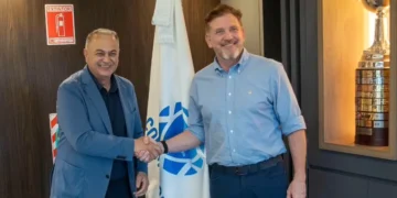Fernando Costa, presidente de la FBF, estrecha la diestra con Alejandro Domínguez, titular de Conmebol, fue este martes en Luque, Asunción (Conmebol).