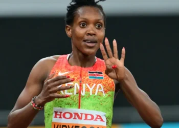 Faith Kipyegon tras ganar su cuarto oro mundial en 1.500 metros. (FOTO: AFP)