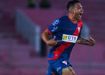 El volante Héctor Cuéllar grita el gol del empate de Always en Tarija este miércoles.