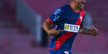 El volante Héctor Cuéllar grita el gol del empate de Always en Tarija este miércoles.