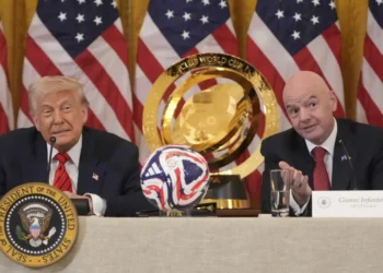 Donald Trump escucha al presidente de la FIFA Gianni Infantino durante una reunión sobre la Copa Mundial. (FOTO: AFP)