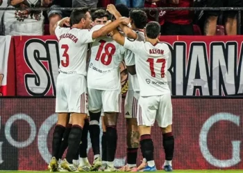 El Sevilla batalla para ganar en casa. (FOTO:AFP)