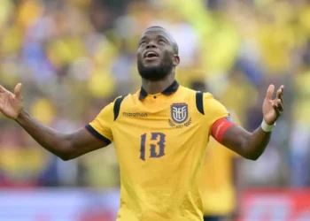 El delantero Enner Valencia celebra un gol con la selección de Ecuador por Eliminatorias Sudamericanas. (FOTO: AFP)