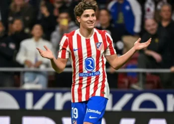 El delantero del Atlético de Madrid, Julián Álvarez, celebra su tercer gol ante el Rayo Vallecano. (FOTO: AFP)