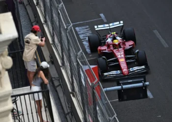 El piloto británico de Ferrari Lewis Hamilton durante los ensayos del Gran Premio de Azerbaiyán. (FOTO: AFP)