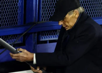 El técnico argentino de Boca Juniors, Miguel Ángel Russo, entra al campo de La Bombonera. (FOTO: AFP)