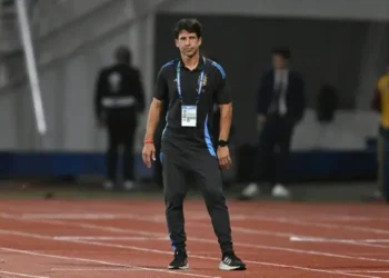 El técnico de la selección de Argentina Sub-20, Diego Placente, en el partido del campeonato sudamericano ante Paraguay. (FOTO: AFP)