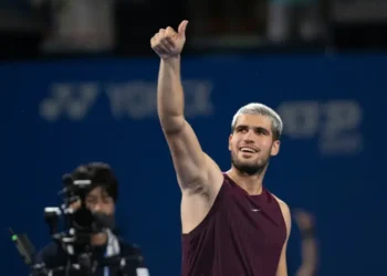 El tenista Carlos Alcaraz saluda tras su victoria sobre Casper Ruud en las semifinales del torneo de Tokio. (FOTO: AFP)