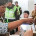 Una persona emite su voto en la primera vuelta electoral con respaldo policial. Foto: Archivo.