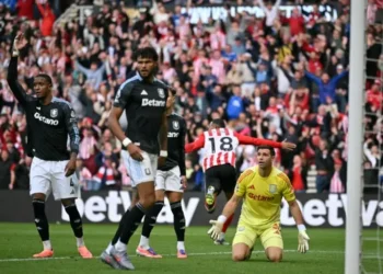 Emiliano Martínez reacciona tras encajar un gol del Sunerland en partido de la Premier League. (FOTO: AFP)
