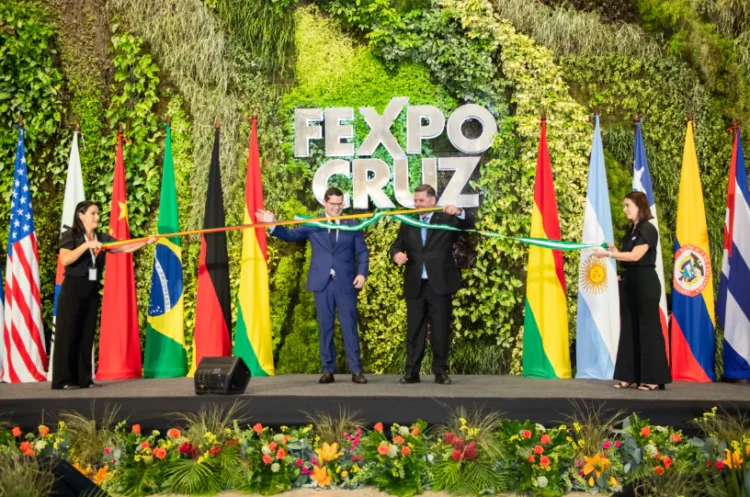 Jean Pierre Antelo y Klaus Frerking cortan la cinta. Foto: Cainco.