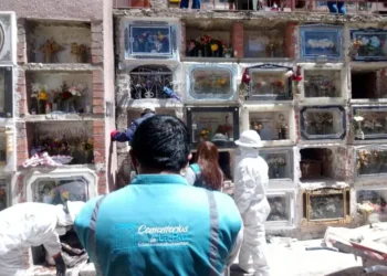 Al menos 26 nichos fueron abiertos para buscar los restos de dos fallecidos durante la pandemia. FOTO: GAMLP