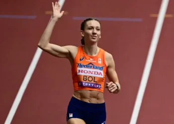 Femke Bol tras ganar su serie de primera ronda de los 400 metros vallas del Mundial de atletismo de Tokio. (FOTO: AFP)