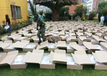 Proceso de armado de las maletas electorales para el exterior.