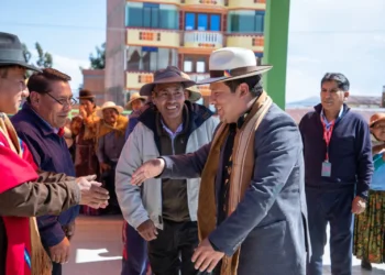 El gobernador de La Paz, Santos Quispe, acudió a Huatajata. Foto: Gobernación de La Paz.