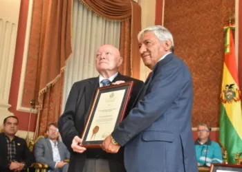 Oscar Hasseteufel recibe el reconocimiento del alcalde de La Paz, Iván Arias.
Foto: Amun