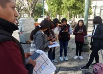 Brigadas recorren varios barrios de la ciudad de La Paz para el relevamiento de datos sobre la cantidad de mascotas. FOTO: GAMLP