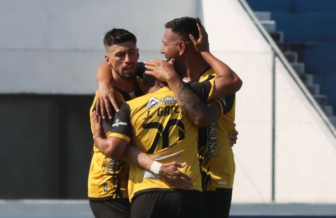 Los atigrados celebran el primer gol del partido este jueves en Entre Ríos (APG).